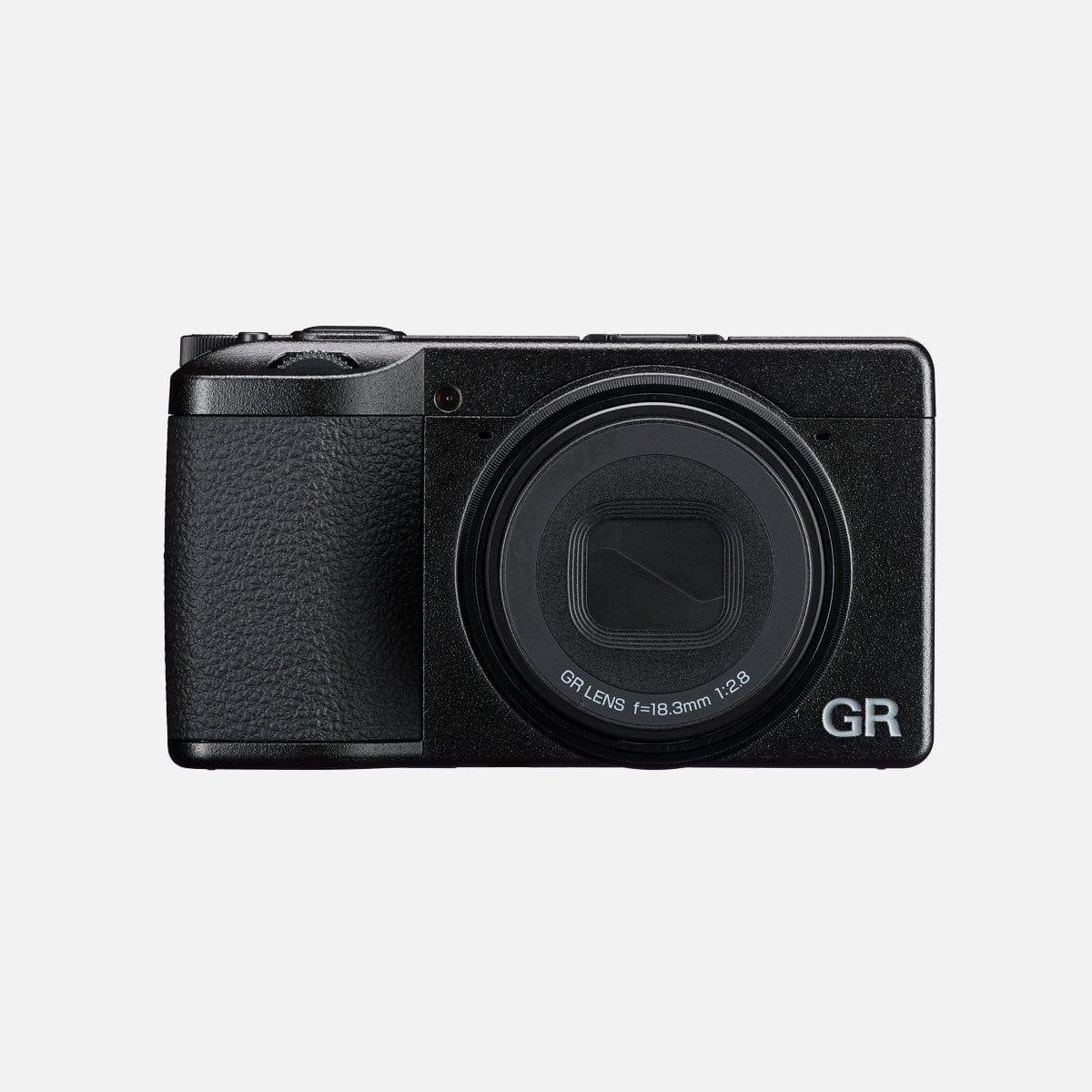 Ricoh GR IV nera spenta, con la barriera dell'obiettivo chiusa a filo del corpo: in questa posizione entra nella tasca di una giacca