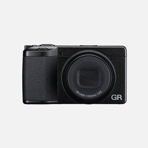 Ricoh GR IV nera spenta, con la barriera dell'obiettivo chiusa a filo del corpo: in questa posizione entra nella tasca di una giacca