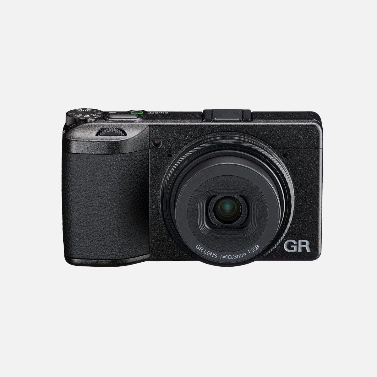Ricoh GR IV di fronte leggermente dall'alto, con l'obiettivo esteso, la spia verde di accensione e la ghiera anteriore