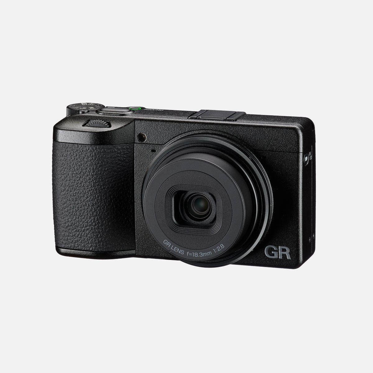 Ricoh GR IV di tre quarti dall'alto con l'obiettivo esteso, che mostra l'impugnatura in materiale goffrato e i comandi sul piano superiore