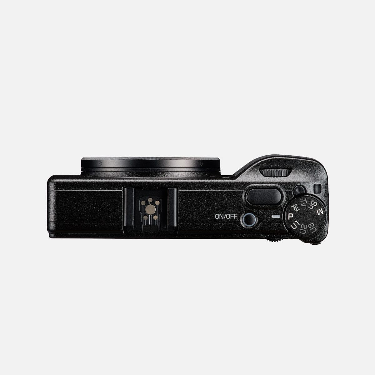 Ricoh GR IV vista dall'alto a fotocamera spenta: la slitta a contatto caldo, il pulsante di scatto, l'interruttore di accensione e la ghiera dei modi