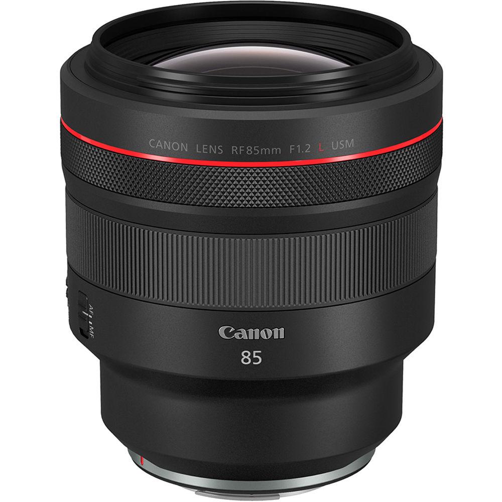 Obiettivo Canon RF 85mm F1.2 L USM di fronte, con la grande lente anteriore, l'anello rosso della serie L e la scritta CANON LENS RF85mm F1.2 L USM incisa sul barilotto