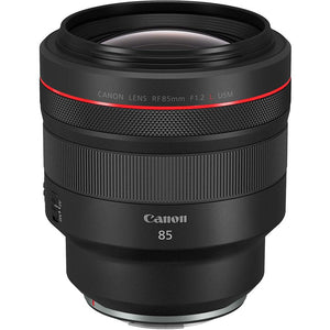 Obiettivo Canon RF 85mm F1.2 L USM di fronte, con la grande lente anteriore, l'anello rosso della serie L e la scritta CANON LENS RF85mm F1.2 L USM incisa sul barilotto