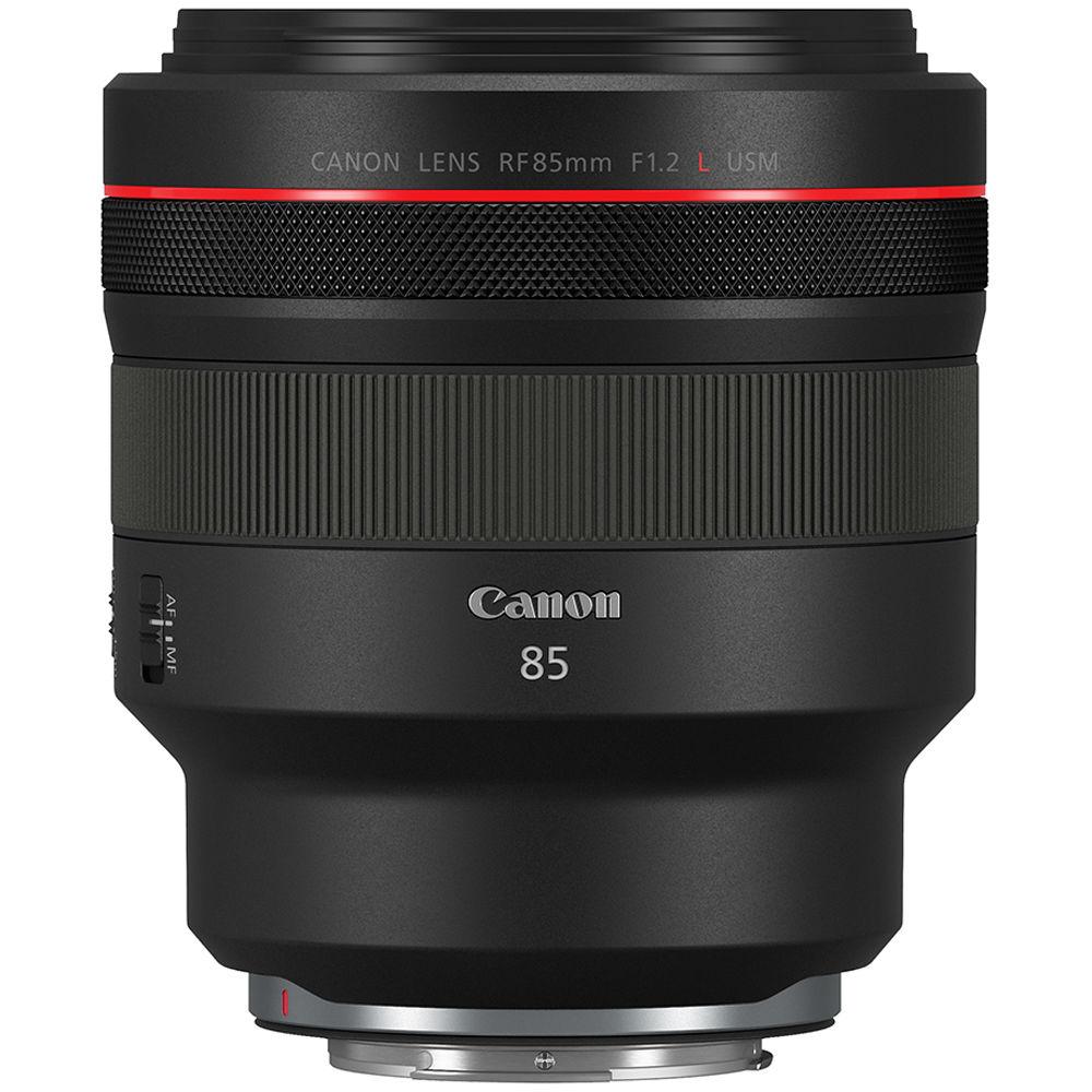Canon RF 85mm F1.2 L USM di lato con l'innesto RF e il tappo posteriore montato