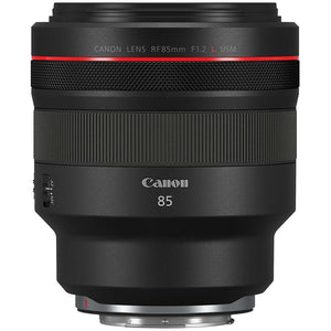 Canon RF 85mm F1.2 L USM di lato con l'innesto RF e il tappo posteriore montato