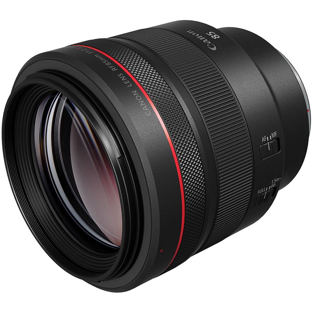 Canon RF 85mm F1.2 L USM inclinato, che mostra il diametro della lente anteriore da 82 mm di filtro e l'anello rosso della serie L
