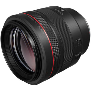 Canon RF 85mm F1.2 L USM inclinato, che mostra il diametro della lente anteriore da 82 mm di filtro e l'anello rosso della serie L