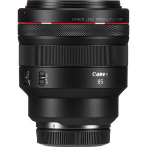 Lato dei comandi del Canon RF 85mm F1.2 L USM: il selettore AF/MF e il limitatore di messa a fuoco che esclude la parte più vicina, con la scritta Canon 85 sul barilotto