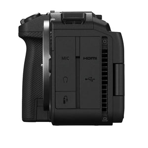 Fianco sinistro della Canon EOS R6 V con gli sportelli chiusi e le etichette delle connessioni: MIC, HDMI, cuffie e USB