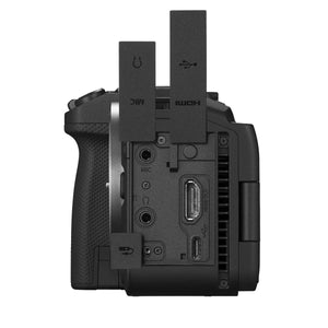 Fianco sinistro della Canon EOS R6 V con gli sportelli aperti: presa microfono, presa cuffie, uscita HDMI di tipo A a dimensione piena e porta USB-C, con le griglie della ventola di raffreddamento