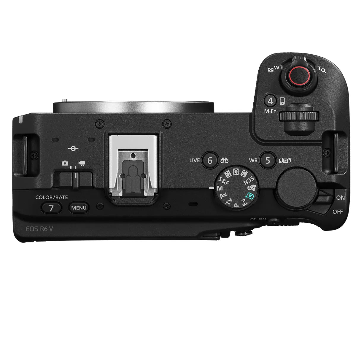 Canon EOS R6 V vista dall'alto: si nota che non ha la gobba del mirino elettronico. Slitta multifunzione al centro, ghiera dei modi, leva dello zoom, interruttore di accensione e la scritta EOS R6 V