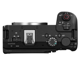 Canon EOS R6 V vista dall'alto: si nota che non ha la gobba del mirino elettronico. Slitta multifunzione al centro, ghiera dei modi, leva dello zoom, interruttore di accensione e la scritta EOS R6 V
