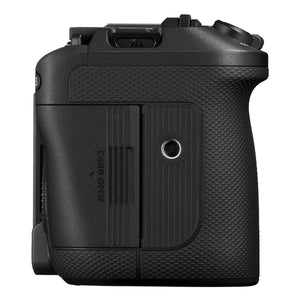Fianco destro della Canon EOS R6 V con l'impugnatura zigrinata e lo sportello del vano schede chiuso