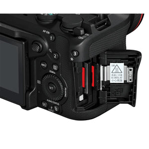 Canon EOS R6 V di tre quarti da dietro con lo sportello delle schede aperto: il doppio slot con la scheda CFexpress Type B e la scheda SD