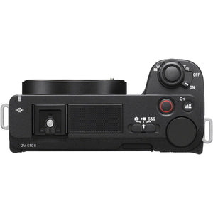 Sony ZV-E10 II vista dall'alto: la slitta multi-interfaccia, la griglia del microfono direzionale a tre capsule, la leva dello zoom, il tasto rosso di registrazione, il tasto C1 della sfocatura dello sfondo e il selettore foto, video e rallentatore