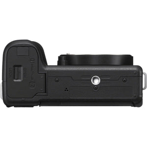 Sony ZV-E10 II vista dal basso, con lo sportello del vano batteria NP-FZ100 e l'attacco filettato per il treppiede