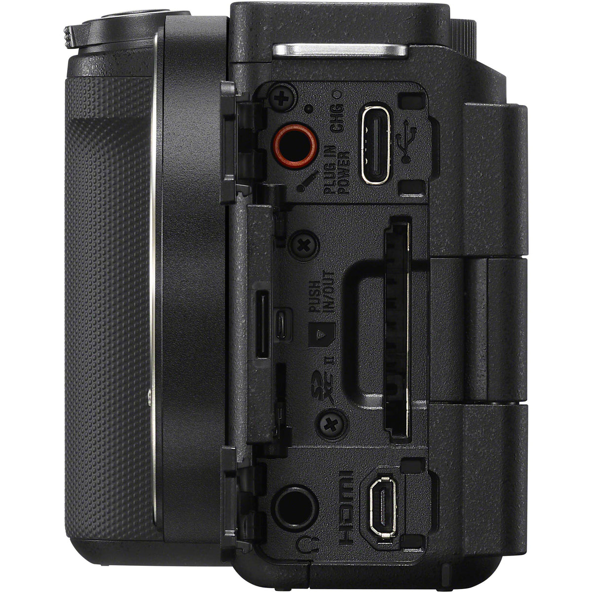 Fianco sinistro della Sony ZV-E10 II con gli sportelli aperti: presa microfono, porta USB-C con la spia di ricarica, slot per la scheda SD, micro HDMI e presa cuffie