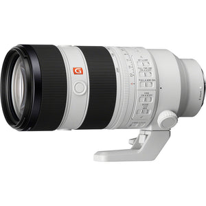Obiettivo Sony FE 70-200mm f/2.8 GM OSS II bianco visto di tre quarti dal davanti, con la lente frontale, il logo arancione G Master e il piede per treppiede