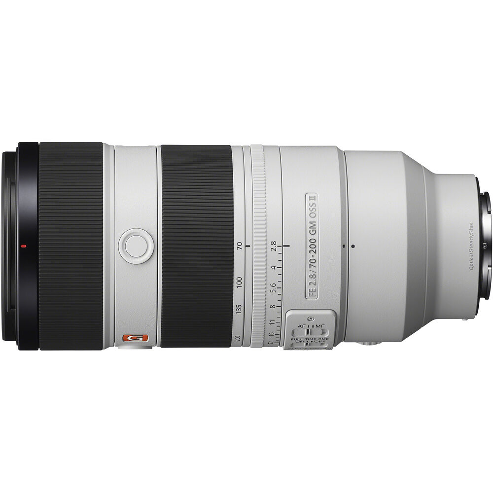 Sony FE 70-200mm f/2.8 GM OSS II di profilo, con la sigla FE 2.8/70-200 GM OSS II stampata sul barilotto e la scala delle focali 70, 100, 135 e 200 mm