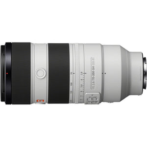Sony FE 70-200mm f/2.8 GM OSS II di profilo, con la sigla FE 2.8/70-200 GM OSS II stampata sul barilotto e la scala delle focali 70, 100, 135 e 200 mm