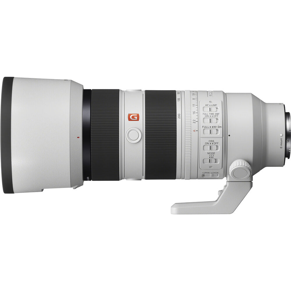 Sony FE 70-200mm f/2.8 GM OSS II di lato con il paraluce montato in posizione di lavoro