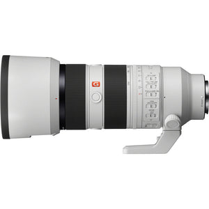 Sony FE 70-200mm f/2.8 GM OSS II di lato con il paraluce montato in posizione di lavoro