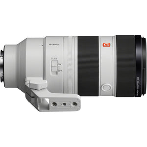 Piede per treppiede del Sony FE 70-200mm f/2.8 GM OSS II ruotato verso il basso, con la piastra di attacco e i fori per la vite