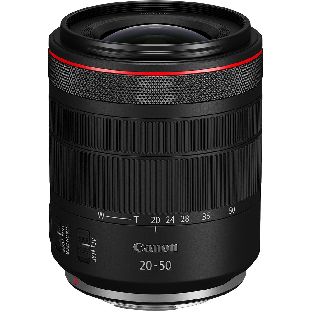 Obiettivo Canon RF 20-50mm F4 L IS USM PZ di tre quarti dal davanti, con la lente frontale, l'anello rosso della serie L e la scala delle focali 20, 24, 28, 35 e 50 mm