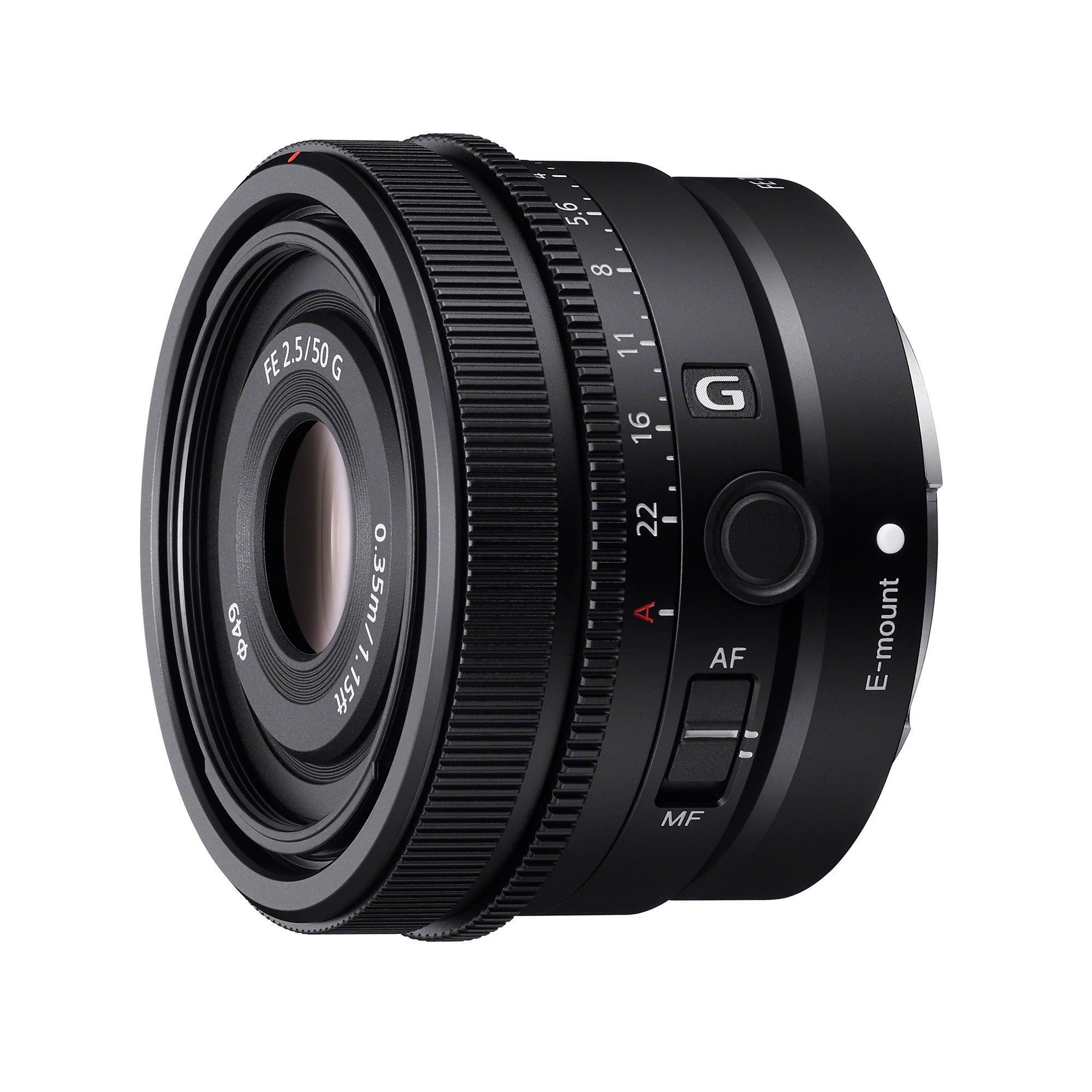 Obiettivo Sony FE 50mm F2.5 G di tre quarti dal davanti, con la lente frontale trattata, la sigla FE 2.5/50 G e la distanza minima di messa a fuoco 0.35m stampate attorno al filtro da 49 mm, la ghiera dei diaframmi da 2.5 a 22 con la posizione automatica A in rosso, il logo G, il pulsante di blocco della messa a fuoco e il selettore AF/MF