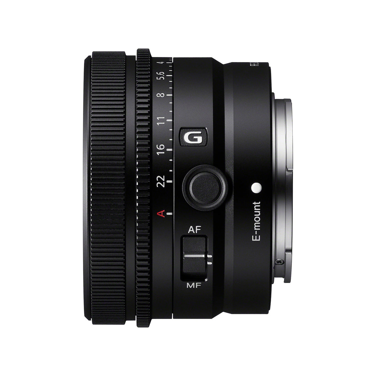 Sony FE 50mm F2.5 G di profilo dal lato dei comandi, che mostra quanto è corto: la ghiera di messa a fuoco zigrinata, la ghiera dei diaframmi con la scala fino a 22 e la posizione A in rosso, il logo G, il pulsante di blocco della messa a fuoco, il selettore AF/MF e la scritta E-mount accanto all'innesto