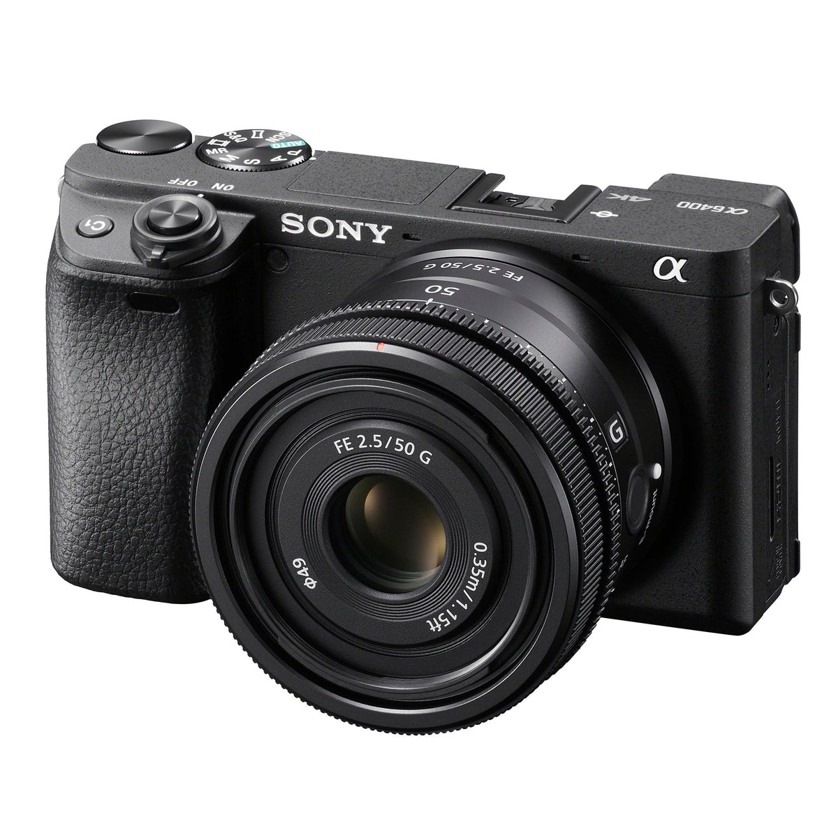 Sony FE 50mm F2.5 G montato su una fotocamera mirrorless Sony α6400, per dare l'idea delle dimensioni reali: l'obiettivo sporge pochissimo dal corpo macchina