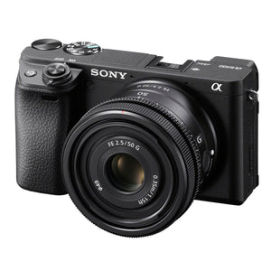 Sony FE 50mm F2.5 G montato su una fotocamera mirrorless Sony α6400, per dare l'idea delle dimensioni reali: l'obiettivo sporge pochissimo dal corpo macchina