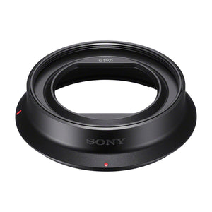 Paraluce a baionetta in dotazione al Sony FE 50mm F2.5 G, tondo e nero con il marchio SONY sulla parete esterna, la sigla Φ49 sul bordo interno e il puntino rosso di allineamento