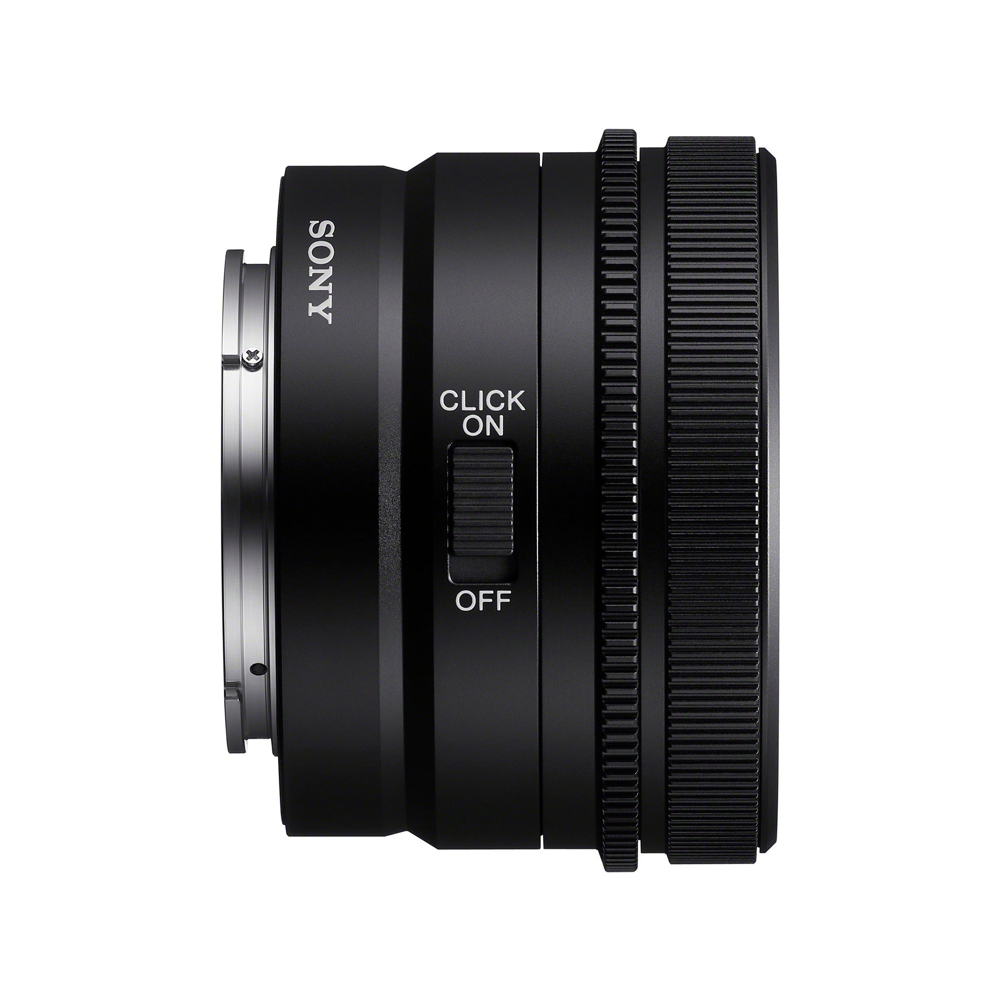 Sony FE 50mm F2.5 G di profilo dal lato dell'interruttore CLICK ON/OFF, quello che toglie gli scatti alla ghiera dei diaframmi per le riprese video: si vedono il marchio SONY sul barilotto, la flangia in metallo dell'innesto E-mount e la ghiera di messa a fuoco zigrinata