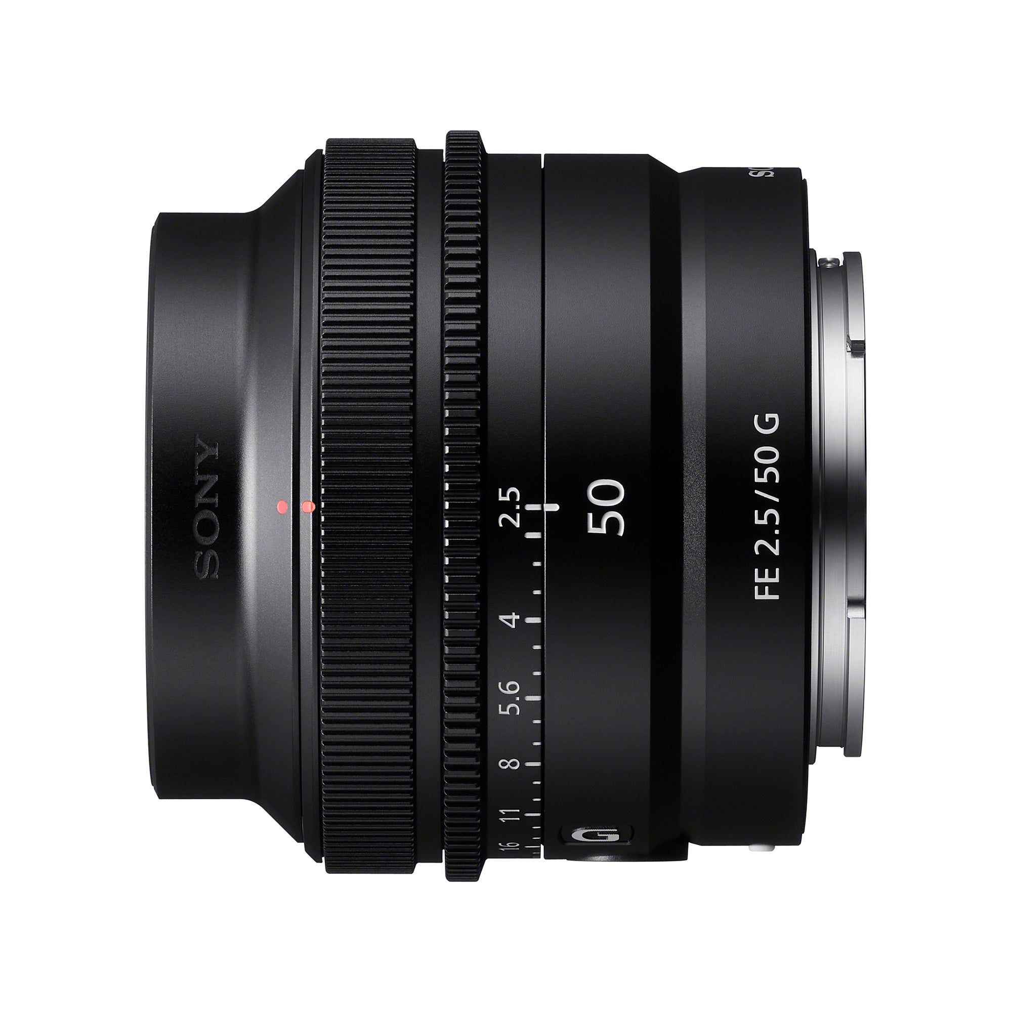 Sony FE 50mm F2.5 G di profilo dal lato della targhetta, con il marchio SONY sul barilotto, l'indicazione della focale 50 e la sigla FE 2.5/50 G accanto alla scala dei diaframmi