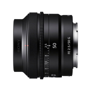 Sony FE 50mm F2.5 G di profilo dal lato della targhetta, con il marchio SONY sul barilotto, l'indicazione della focale 50 e la sigla FE 2.5/50 G accanto alla scala dei diaframmi