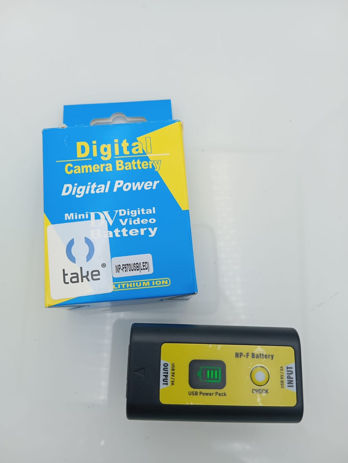 Take Kit Doppio NP F970 2X Batteria al Litio 8700mah con Indicatore LCD della Carica Uscita USB e Ingresso Micro USB per la Carica