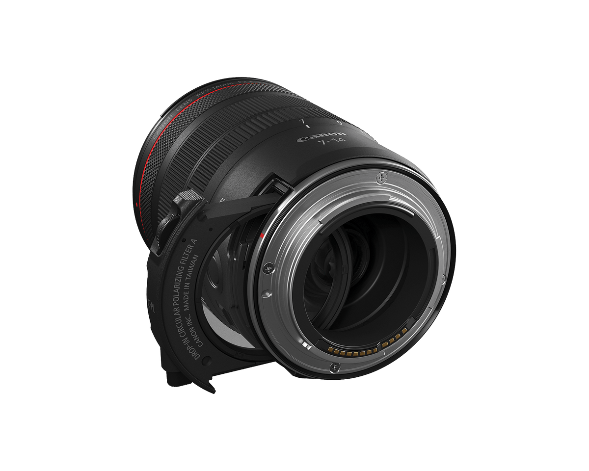 Innesto posteriore del Canon RF 7-14mm F2.8-3.5 L Fisheye STM con i contatti dorati e il portafiltro drop-in estratto a metà dal suo alloggiamento