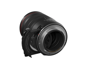 Innesto posteriore del Canon RF 7-14mm F2.8-3.5 L Fisheye STM con i contatti dorati e il portafiltro drop-in estratto a metà dal suo alloggiamento