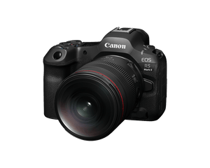 Canon RF 7-14mm F2.8-3.5 L Fisheye STM montato su una fotocamera mirrorless Canon EOS R, per dare l'idea delle dimensioni reali