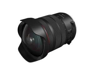 Obiettivo Canon RF 7-14mm F2.8-3.5 L Fisheye STM di tre quarti con il paraluce EW-76 montato, la lente frontale fortemente bombata e l'anello rosso della serie L