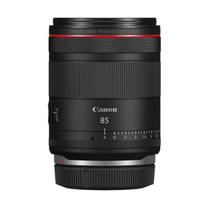 Obiettivo Canon RF 85mm F1.4 L VCM di lato, con la scritta CANON LENS RF85mm F1.4 L VCM sulla fascia rossa della serie L e la ghiera dei diaframmi con la scala da 1.4 a 16 e la posizione automatica A