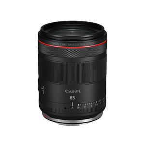 Canon RF 85mm F1.4 L VCM di tre quarti dall'alto, che mostra la ghiera di controllo zigrinata, quella di messa a fuoco e la scala dei diaframmi stampata sul barilotto