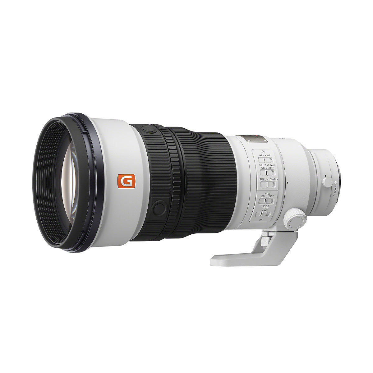 Super teleobiettivo Sony FE 300mm f/2.8 GM OSS di tre quarti dal davanti, barilotto bianco con il logo arancione G Master, il paraluce montato, il pannello degli interruttori e il piede per treppiede