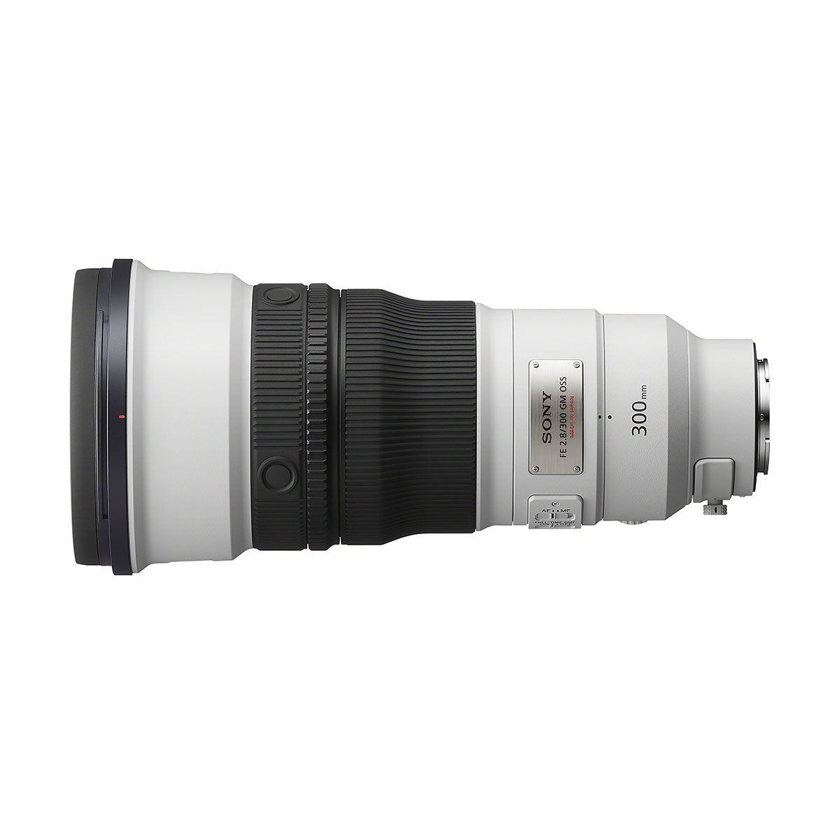 Sony FE 300mm f/2.8 GM OSS di profilo dal lato della targhetta, dove si leggono la sigla FE 2.8/300 GM OSS e l'indicazione della focale 300 mm