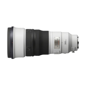 Sony FE 300mm f/2.8 GM OSS di profilo dal lato della targhetta, dove si leggono la sigla FE 2.8/300 GM OSS e l'indicazione della focale 300 mm