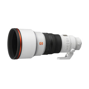 Sony FE 300mm f/2.8 GM OSS visto dal davanti con il paraluce ALC-SH175 montato e la ghiera arancione G Master in evidenza