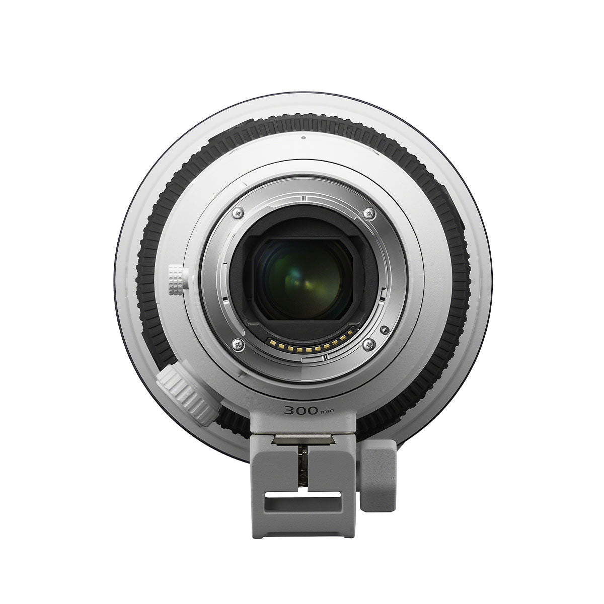 Sony FE 300mm f/2.8 GM OSS visto da dietro: l'innesto E-mount con i contatti, la lente posteriore, il pomello del portafiltri drop-in e il piede per treppiede