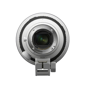 Sony FE 300mm f/2.8 GM OSS visto da dietro: l'innesto E-mount con i contatti, la lente posteriore, il pomello del portafiltri drop-in e il piede per treppiede