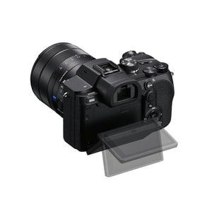 Sony RX10 V di tre quarti da dietro con lo schermo inclinato verso il basso e la slitta Multi Interface sul piano superiore